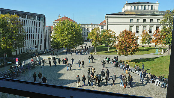 Uni Halle/Markus Scholz Blick aus einem großen Fenster auf den Universitätsplatz in Halle