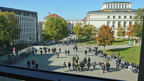 Blick aus einem großen Fenster auf den Universitätsplatz in Halle