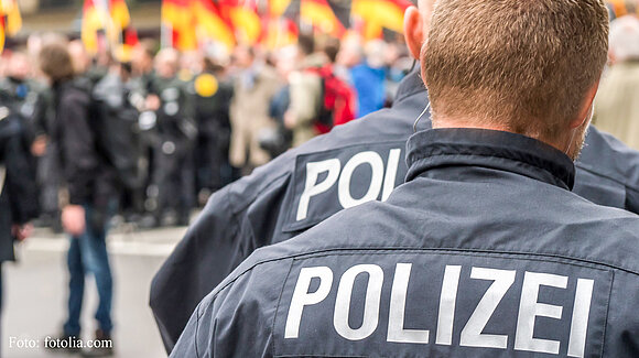 Polizisten im Einsatz bei einer Demonstration.