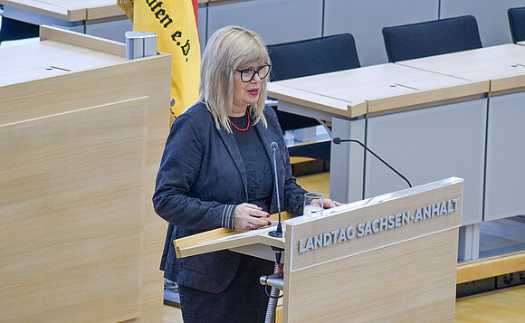 Magdeburgs Oberbürgermeisterin Simone Borris spricht zur Festveranstaltung 100 Jahre Reichsbanner Schwarz-Rot-Gold.