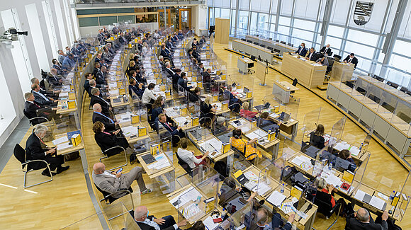 Blick in den vollbesetzten Plenarsaal des Landtags von Sachsen-Anhalt.