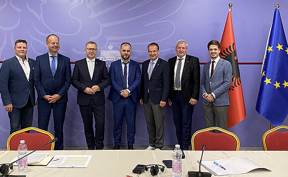 Gruppenbild mit dem Vizeminister im Justizministerium, Klajd Karameta (M.) während der Gespräche über die Justizreform in Albanien.