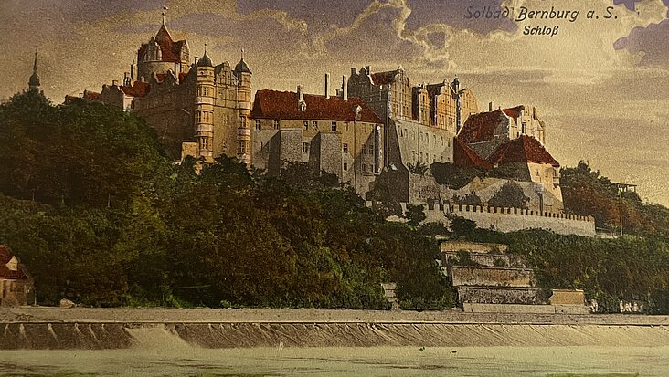 Alte Postkarte mit dem Motiv des Bernburger Schlosshofs.
