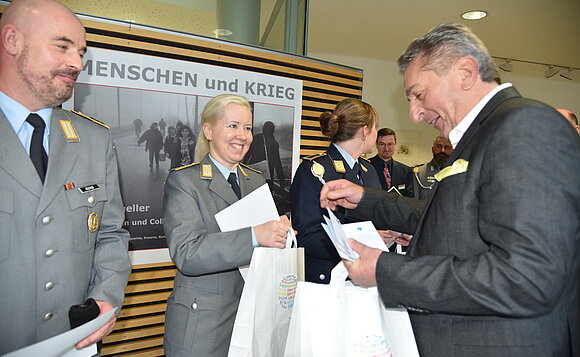 Landtagspräsident Dr. Gunnar Schellenberger bedankt sich bei den Sammlerinnen und Sammlern.