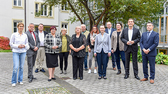 Gruppenbild des Petitionausschusses des Landtags von Sachsen-Anhalt vom Oktober 2021 im Innenhof des Landtags.