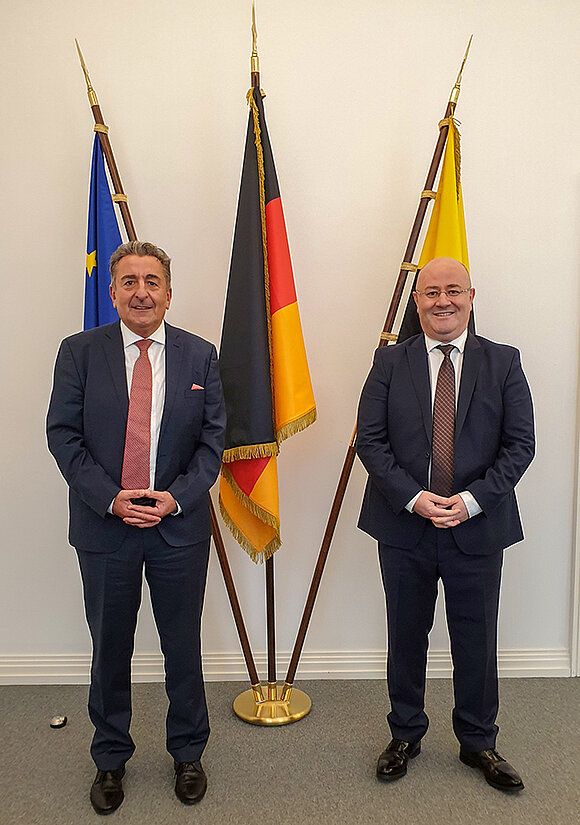 ltlsa/stb Präsident und Botschafter stehen vor Fahnen