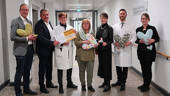 ltlsa/sse Gruppenbild mit Herzkissen statt Blumen: Landtagspräsident Dr. Gunnar Schellenberger überreichte einen Spendenscheck in Höhe von 500 Euro.