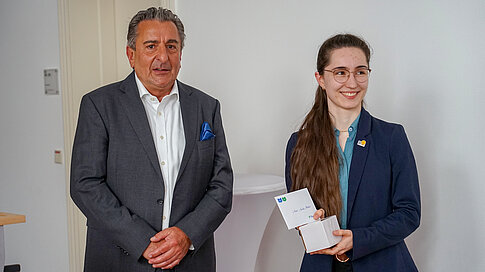 Bundessiegerin Anne Marie Bobes und Landtagspräsident Dr. Gunnar Schellenberger.