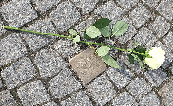 Alle Gäste erhielten am Ende der Veranstaltung eine weiße Rose, die an einem Gedenkort ihrer Wahl abgelegt werden sollte. 