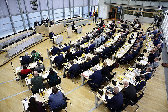 ltlsa/Jens Schlüter Blick von der Besuchertribüne in den Plenarsaal auf alle Abgeordneten