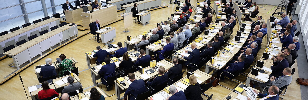 Blick von der Besuchertribüne in den Plenarsaal auf alle Abgeordneten