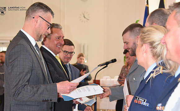Andreas Arnsfeld vom Volksbund und Landtagspräsident Dr. Gunnar Schellenberger bedanken sich bei den Sammlerinnen und Sammlern.