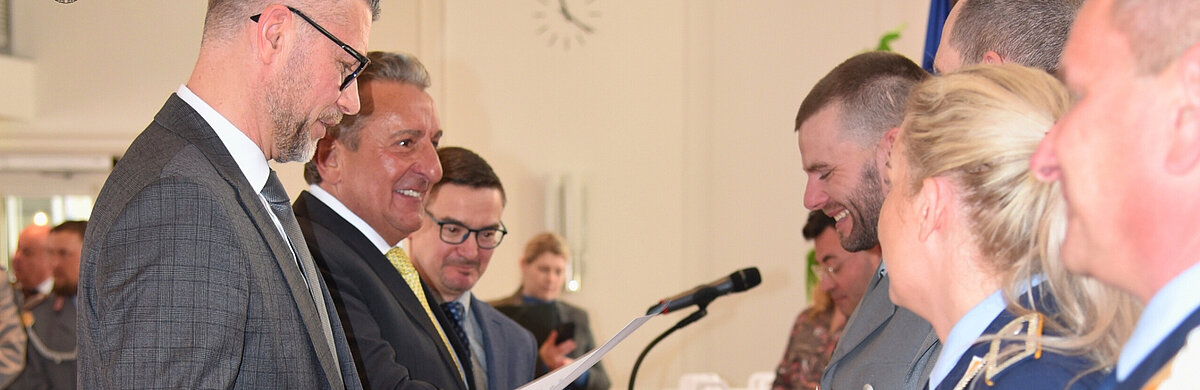 Andreas Arnsfeld vom Volksbund und Landtagspräsident Dr. Gunnar Schellenberger bedanken sich bei den Sammlerinnen und Sammlern.