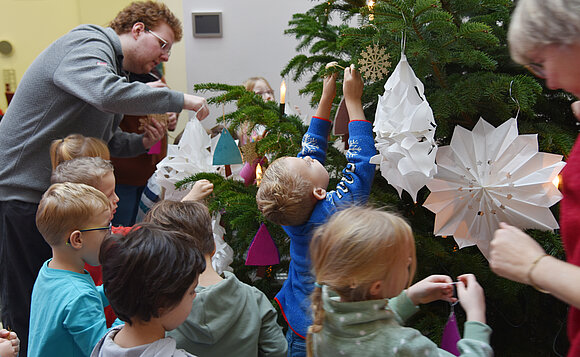 Kinder beim Schmücken des Weihnachtsbaums im Foyer des Landtags.