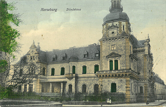 Historische Postkarte, die das Ständehaus Merseburg zeigt.