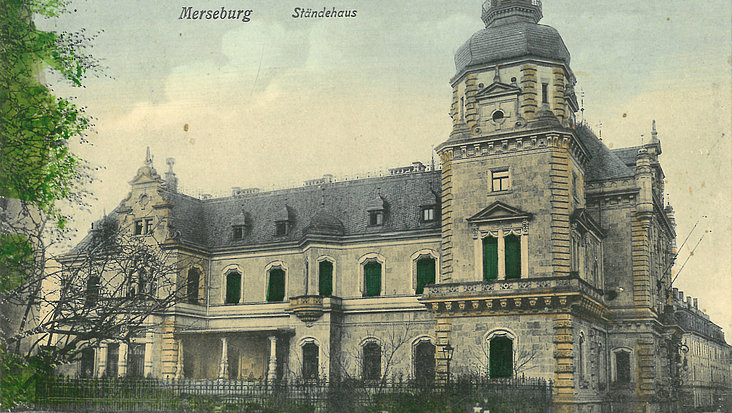 Historische Postkarte, die das Ständehaus Merseburg zeigt.