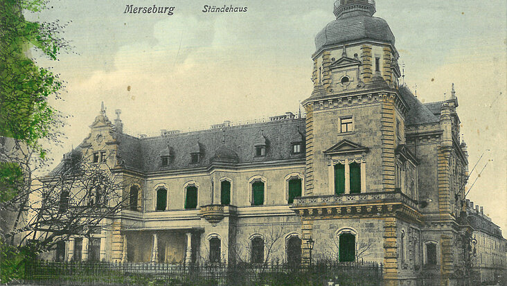 Historische Postkarte, die das Ständehaus Merseburg zeigt.