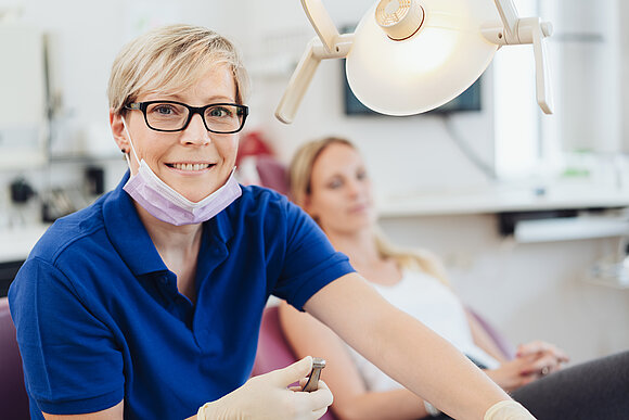 contrastwerkstatt - stock.adobe.com Eine Zahnärztin und ihre Patientin. Viele Praxen werden in den kommenden Jahren schließen.