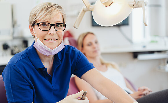 Eine Zahnärztin und ihre Patientin. Viele Praxen werden in den kommenden Jahren schließen.