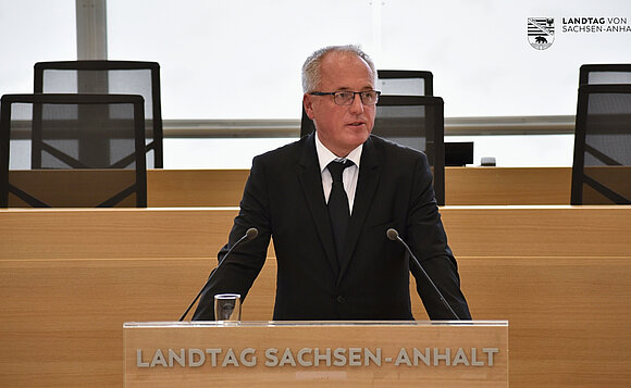 Rüdiger Erben, Vorsitzender des Landesverbands Sachsen-Anhalt im Volksbund Deutsche Kriegsgräberfürsorge spricht zum Volkstrauertag 2025 im Plenarsaal des Landtags von Sachsen-Anhalt.