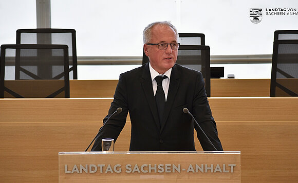 Rüdiger Erben, Vorsitzender des Landesverbands Sachsen-Anhalt im Volksbund Deutsche Kriegsgräberfürsorge spricht zum Volkstrauertag 2025 im Plenarsaal des Landtags von Sachsen-Anhalt.