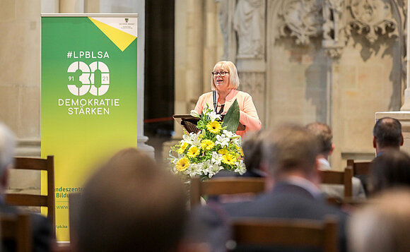 Landtagspräsidentin Gabriele Brakebusch spricht im Dom zu Magdeburg ein Grußwort auf der Festveranstaltung zu 30 Jahre Landeszentrale für politische Bildung.