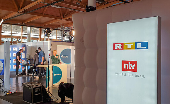 Journalistin in Fernsehstudio probt Sendung