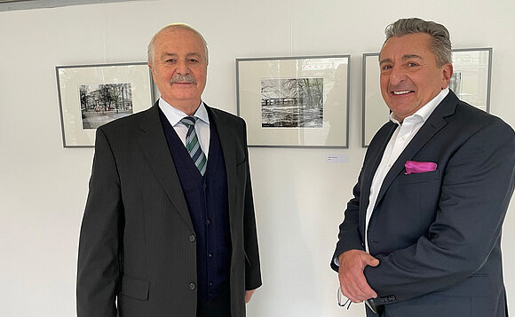 Landtagspräsident Schellenberger (rechts) im Gespräch mit Fotokünstler Reinhard Storch