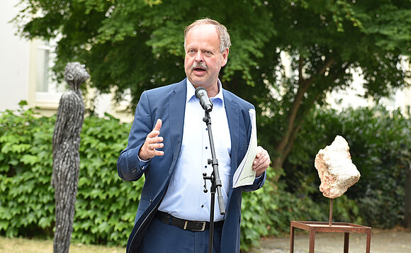 Landtagsvizepräsident Wulf Gallert sprach zur Eröffnung der neuen Ausstellung im Landtag von Sachsen-Anhalt.