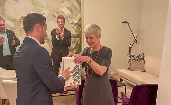 MdL Schulenburg überreicht Botschafterin Frasch ein Geschenk.