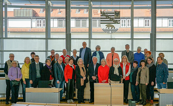 Ehemalige Abgeordnete besuchen ehemalige Abgeordnete: die Berliner zu Gast im Landtag von Sachsen-Anhalt.