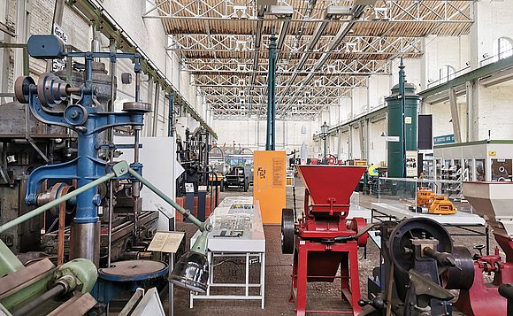 Blick auf verschiedene Exponate in einer großen Halle des Technikmuseums Magdeburg.