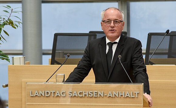 Rüdiger Erben spricht am Rednerpult im Plenarsaal.