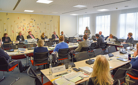 Vollbesetzter Beratungsraum zum Fachgespräch der AGSV.