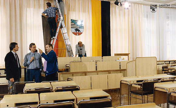 Hier wird noch an Details letzte Hand angelegt. Anbringen der Fahnen.