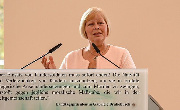 Foto von Landtagspräsidentin Gabriele Brakebusch und ihrem Statement zum Red Hand Day 2021.