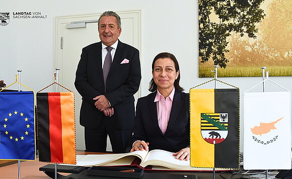 Die Botschafterin der Republik Zypern in Deutschland, I.E. Maria Papakyriakou, trug sich ins Gästebuch des Landtags von Sachsen-Anhalt ein.