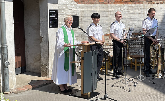 Pfarrerin Gabriele Herbst sprach die Gedenkrede unmittelbar vor der Kranzniederlegung.