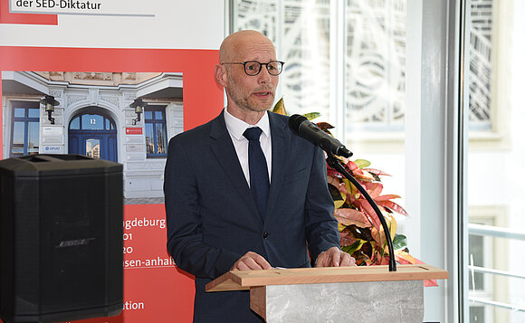 Dr. Robert Grünbaum, stellvertretender Direktor der Bundesstiftung Aufarbeitung, spricht während der Ausstellungseröffnung.
