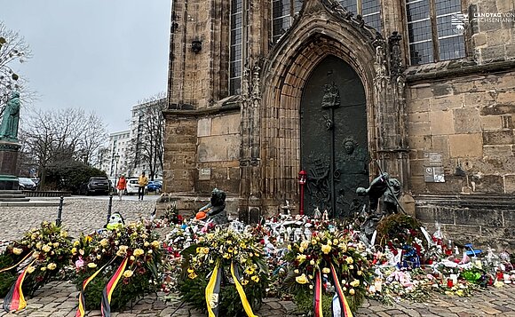 Das Westportal der Johanniskirche wurde zum Anlaufpunkt für die Trauer der Menschen in Magdeburg.