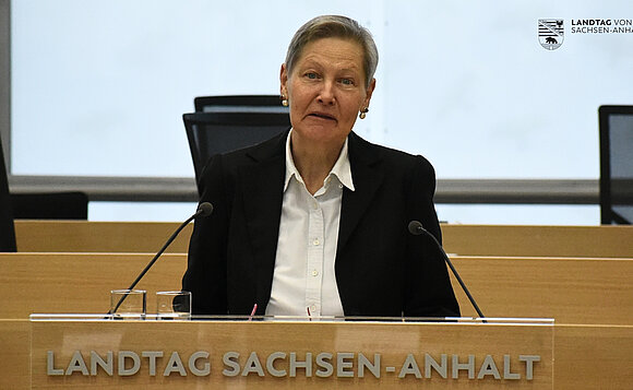 Historikerin Dr. Frauke Geyken spricht während der Gedenkstunde zum Holocaustgedenktag im Plenarsaal des Landtags von Sachsen-Anhalt.