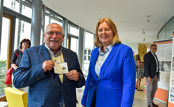 Bärbel Bas und Walter Fiedler stehen nebeneinander