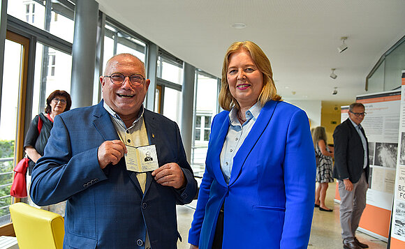 Bärbel Bas und Walter Fiedler stehen nebeneinander