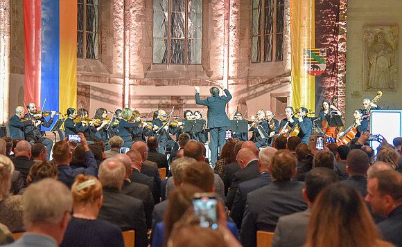 Das Nationale Kammerorchester von Armenien spielt vor den Gästen des Länderabends in der Johanniskirche Magdeburg.