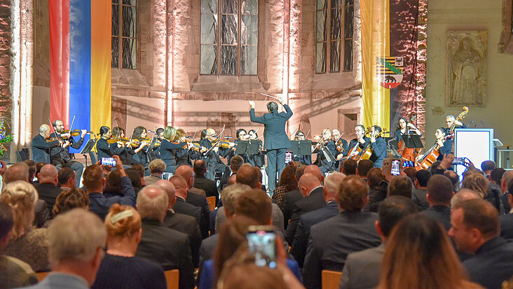 Das Nationale Kammerorchester von Armenien spielt vor den Gästen des Länderabends in der Johanniskirche Magdeburg.