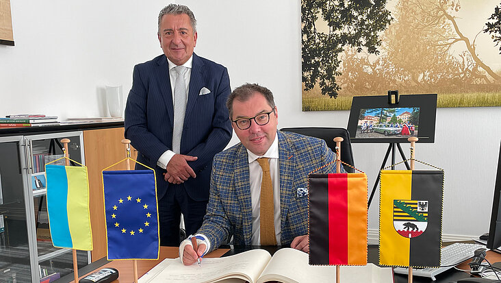 ltlsa/sse Landtagspräsident Dr. Gunnar Schellenberger und S.E. Oleksii Makeiev, Botschafter der Ukraine in Deutschland, beim Eintrag ins Gästebuch des Landtags von Sachsen-Anhalt.