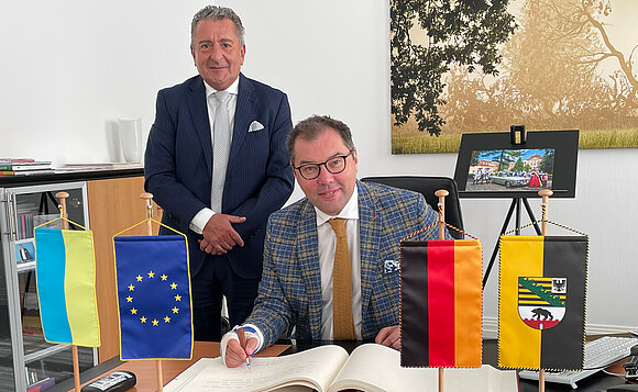 Landtagspräsident Dr. Gunnar Schellenberger und S.E. Oleksii Makeiev, Botschafter der Ukraine in Deutschland, beim Eintrag ins Gästebuch des Landtags von Sachsen-Anhalt.