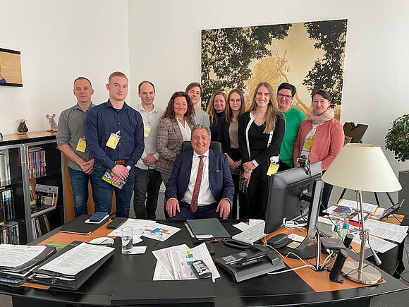 Gruppenfoto im Amtszimmer des Präsidenten.