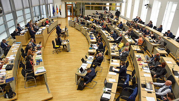 ltlsa/stb Blick von Besuchertribüne in den Plenarsaal, in dem Abgeordnete sitzen.