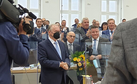 Ministerpräsident Dr. Reiner Haseloff nimmt im Plenarsaal Glückwünsche zu seiner Wahl entgegen.